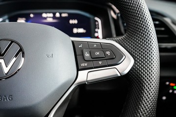 https://vehicle-cdn.autoleague.cloud/17009_7042806_18.jpg
