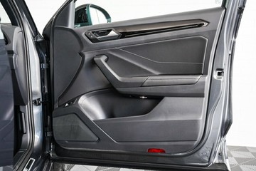 https://vehicle-cdn.autoleague.cloud/17009_7044009_13.jpg