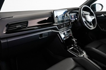 https://vehicle-cdn.autoleague.cloud/17009_7044009_22.jpg