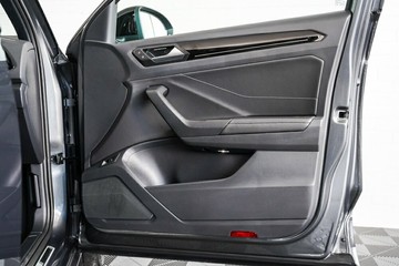 https://vehicle-cdn.autoleague.cloud/17009_7044623_13.jpg