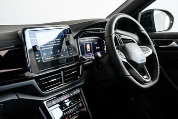 https://vehicle-cdn.autoleague.cloud/17009_7044623_23.jpg