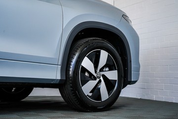 https://vehicle-cdn.autoleague.cloud/17009_77002868_8.jpg