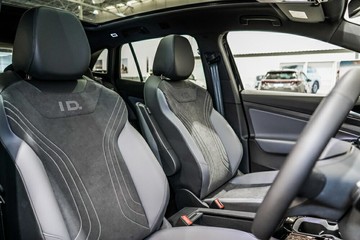 https://vehicle-cdn.autoleague.cloud/17009_77004335_18.jpg