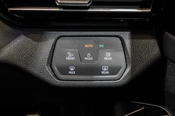 https://vehicle-cdn.autoleague.cloud/17009_77004335_25.jpg