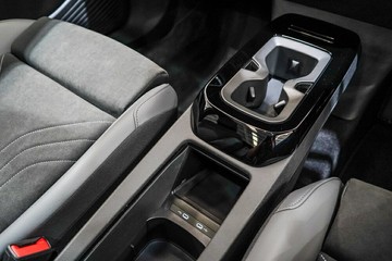 https://vehicle-cdn.autoleague.cloud/17009_77004335_26.jpg