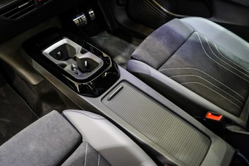 https://vehicle-cdn.autoleague.cloud/17009_77004335_27.jpg