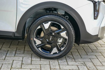https://vehicle-cdn.autoleague.cloud/1890_31121144_22.jpg