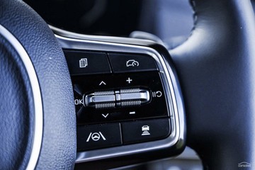 https://vehicle-cdn.autoleague.cloud/1890_31204046_15.jpg