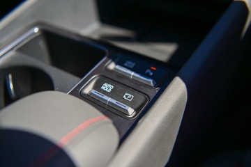 https://vehicle-cdn.autoleague.cloud/23977_620255156_15.jpg