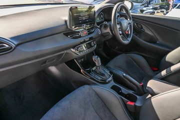 https://vehicle-cdn.autoleague.cloud/23977_620261286_8.jpg