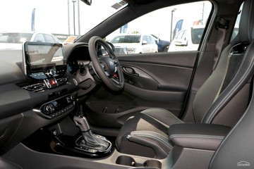 https://vehicle-cdn.autoleague.cloud/23977_620261287_8.jpg