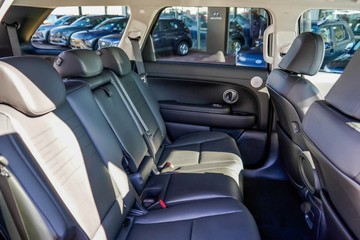 https://vehicle-cdn.autoleague.cloud/23977_620261978_12.jpg