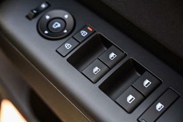 https://vehicle-cdn.autoleague.cloud/23977_620263795_18.jpg