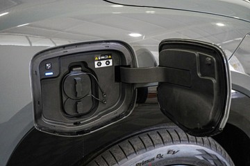 https://vehicle-cdn.autoleague.cloud/26416_620259822_31.jpg