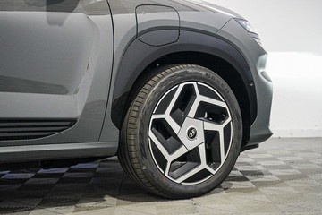 https://vehicle-cdn.autoleague.cloud/26416_620262911_7.jpg