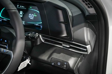 https://vehicle-cdn.autoleague.cloud/26416_620263854_24.jpg