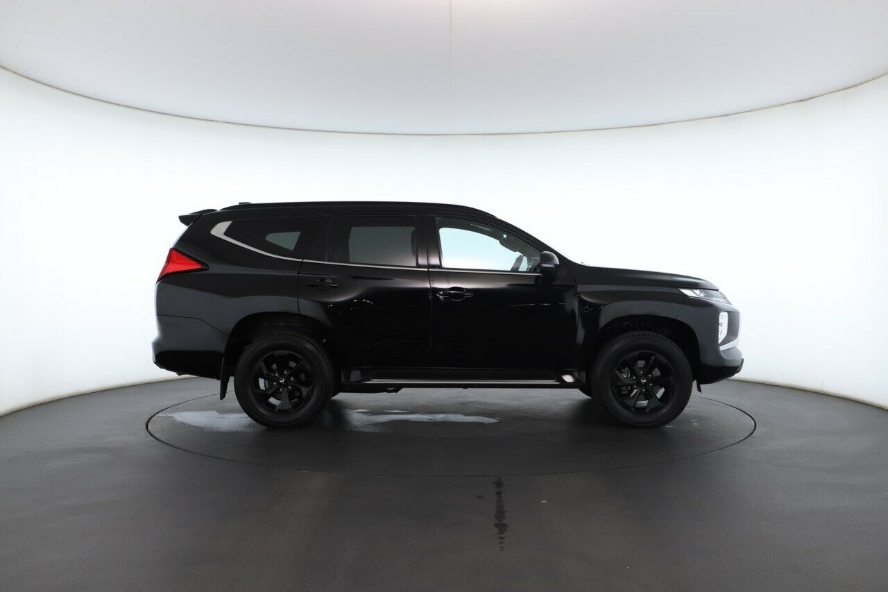 Mitsubishi Pajero Sport image 2