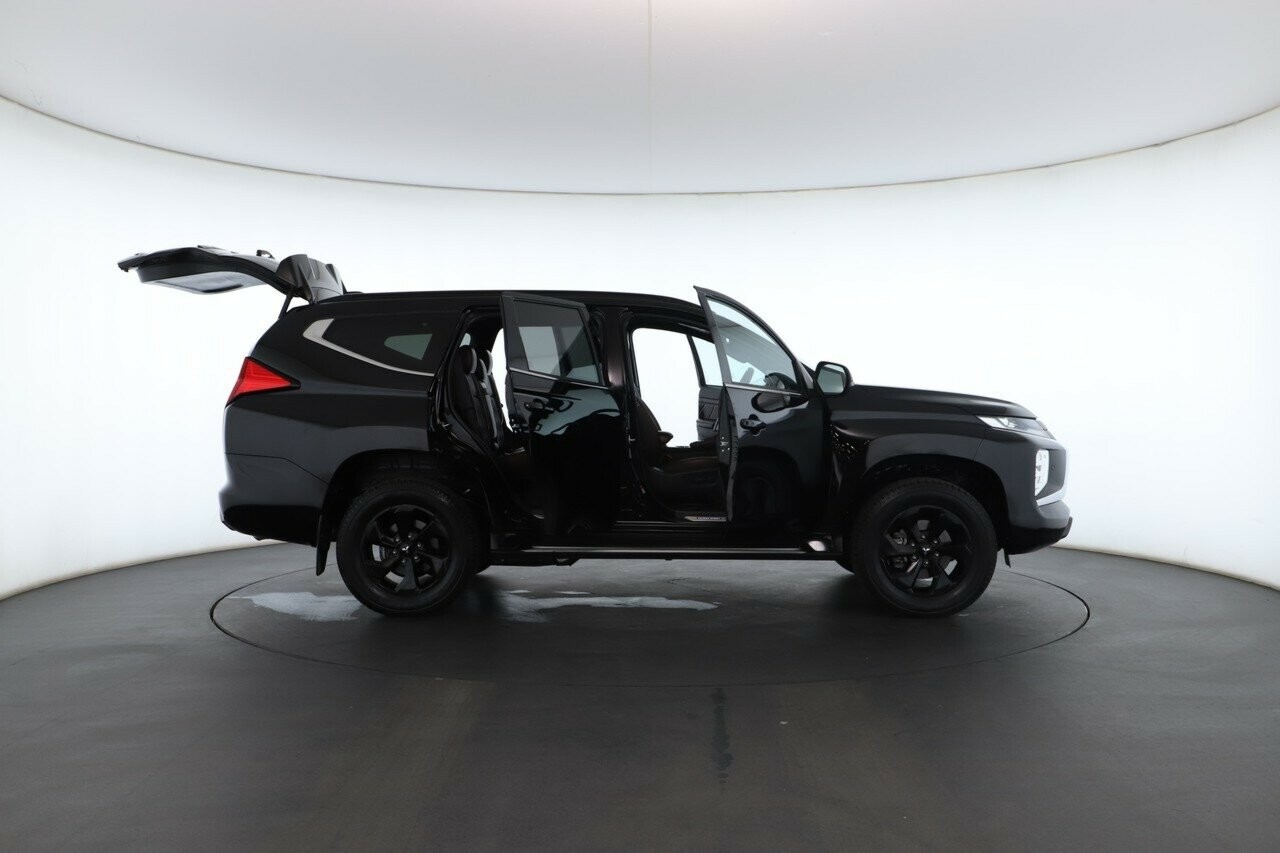 Mitsubishi Pajero Sport image 3