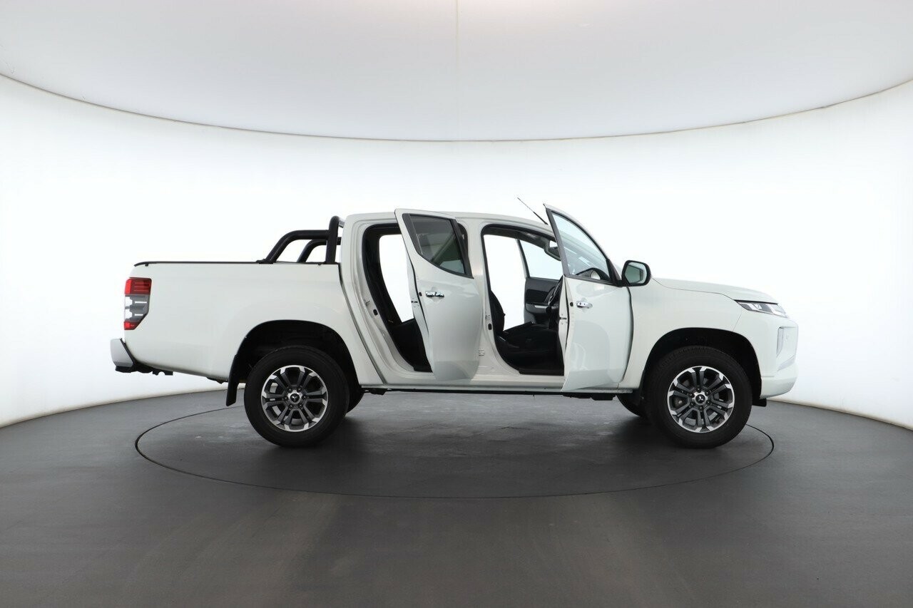 Mitsubishi Triton image 2