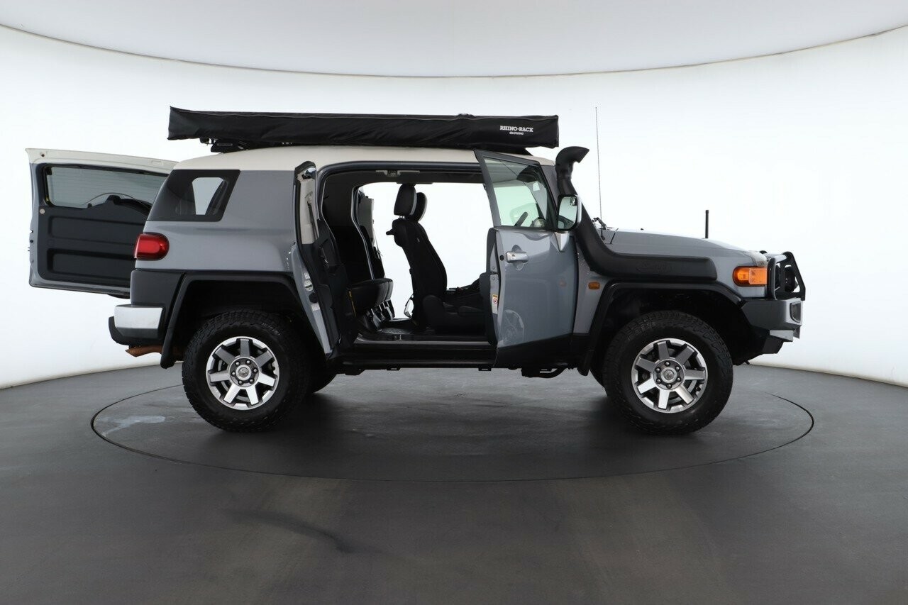 Toyota Fj Cruiser image 2