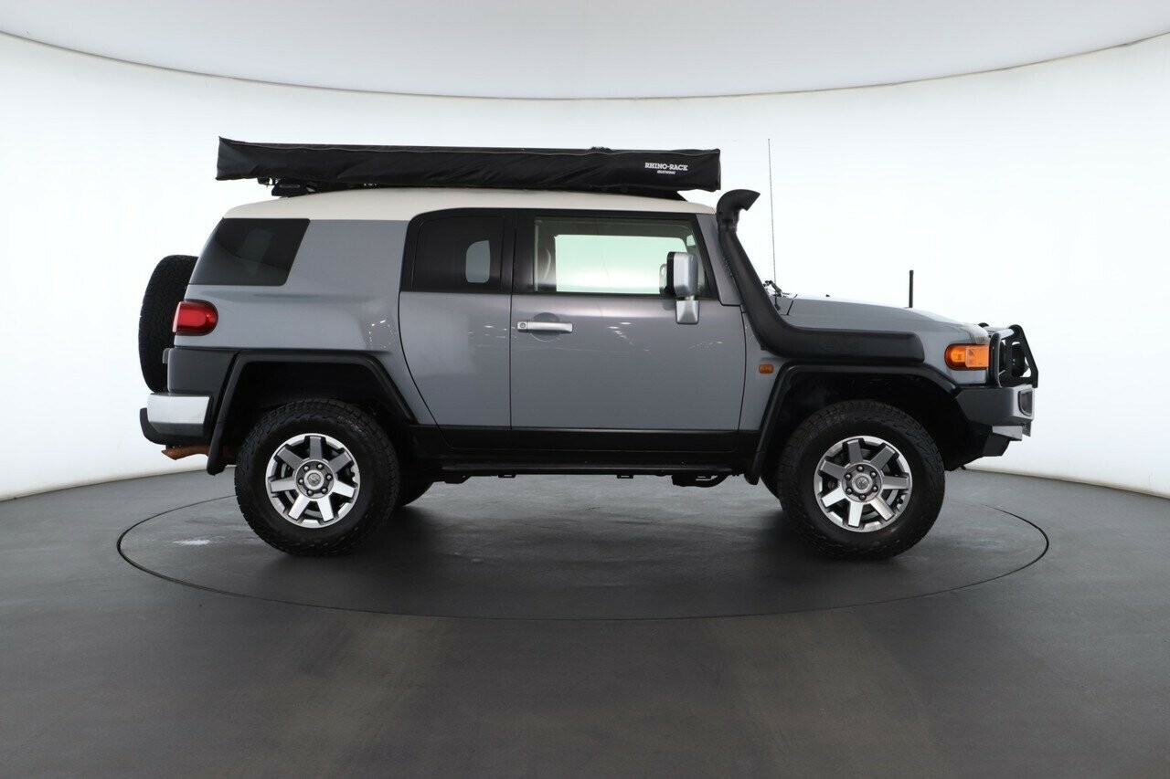 Toyota Fj Cruiser image 3