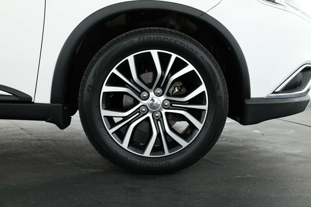 Mitsubishi Outlander image 3