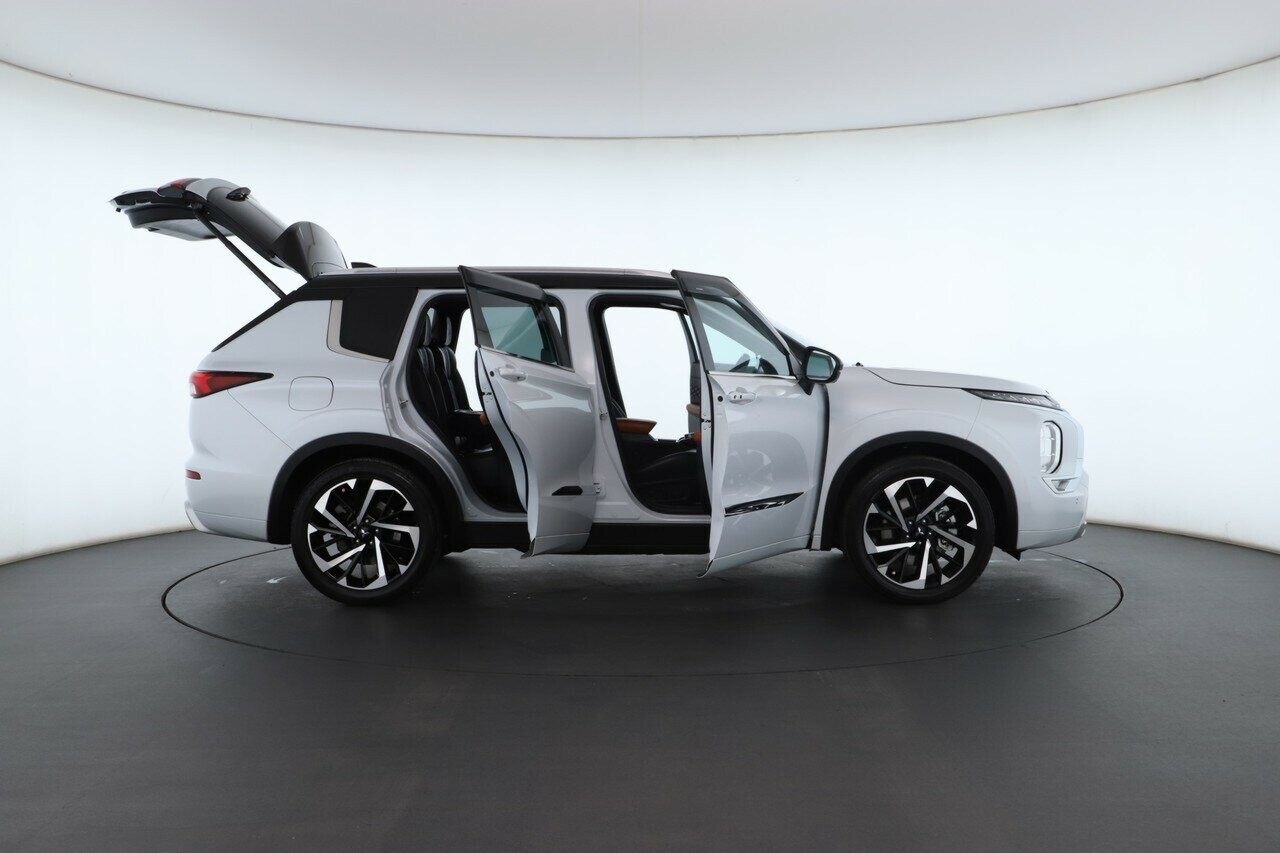 Mitsubishi Outlander image 2