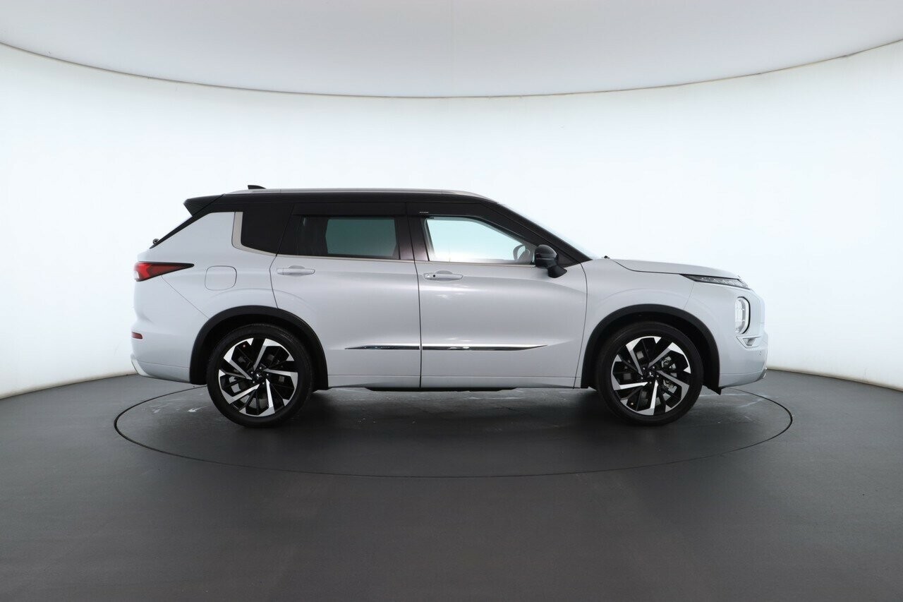 Mitsubishi Outlander image 3