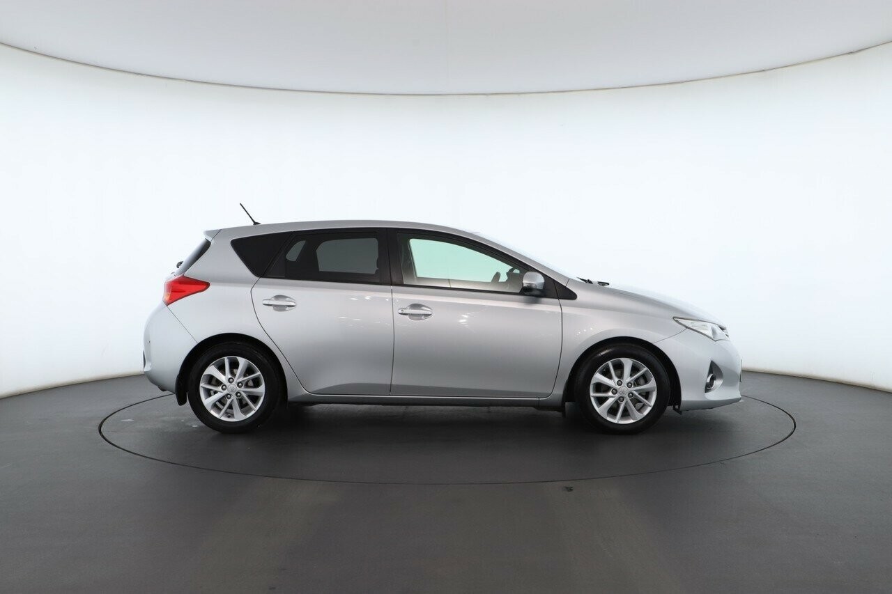 Toyota Corolla image 2