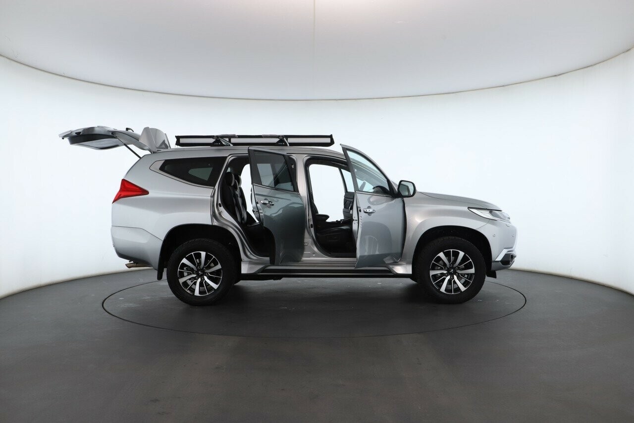 Mitsubishi Pajero Sport image 2