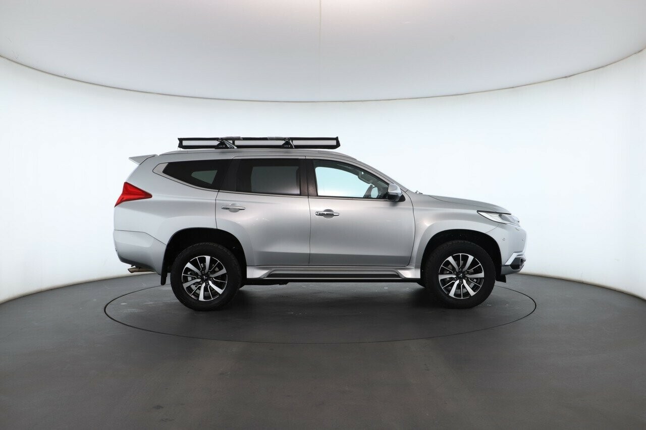 Mitsubishi Pajero Sport image 3