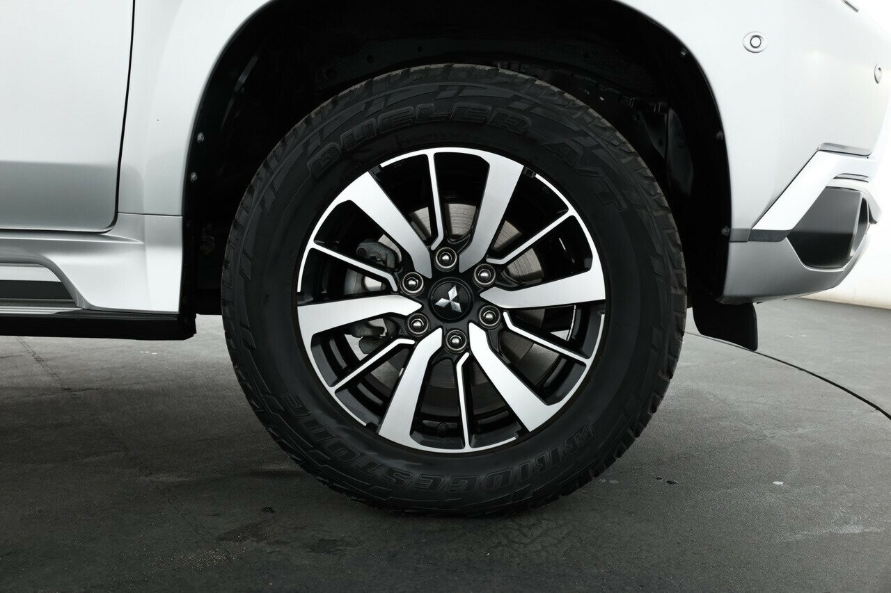 Mitsubishi Pajero Sport image 4