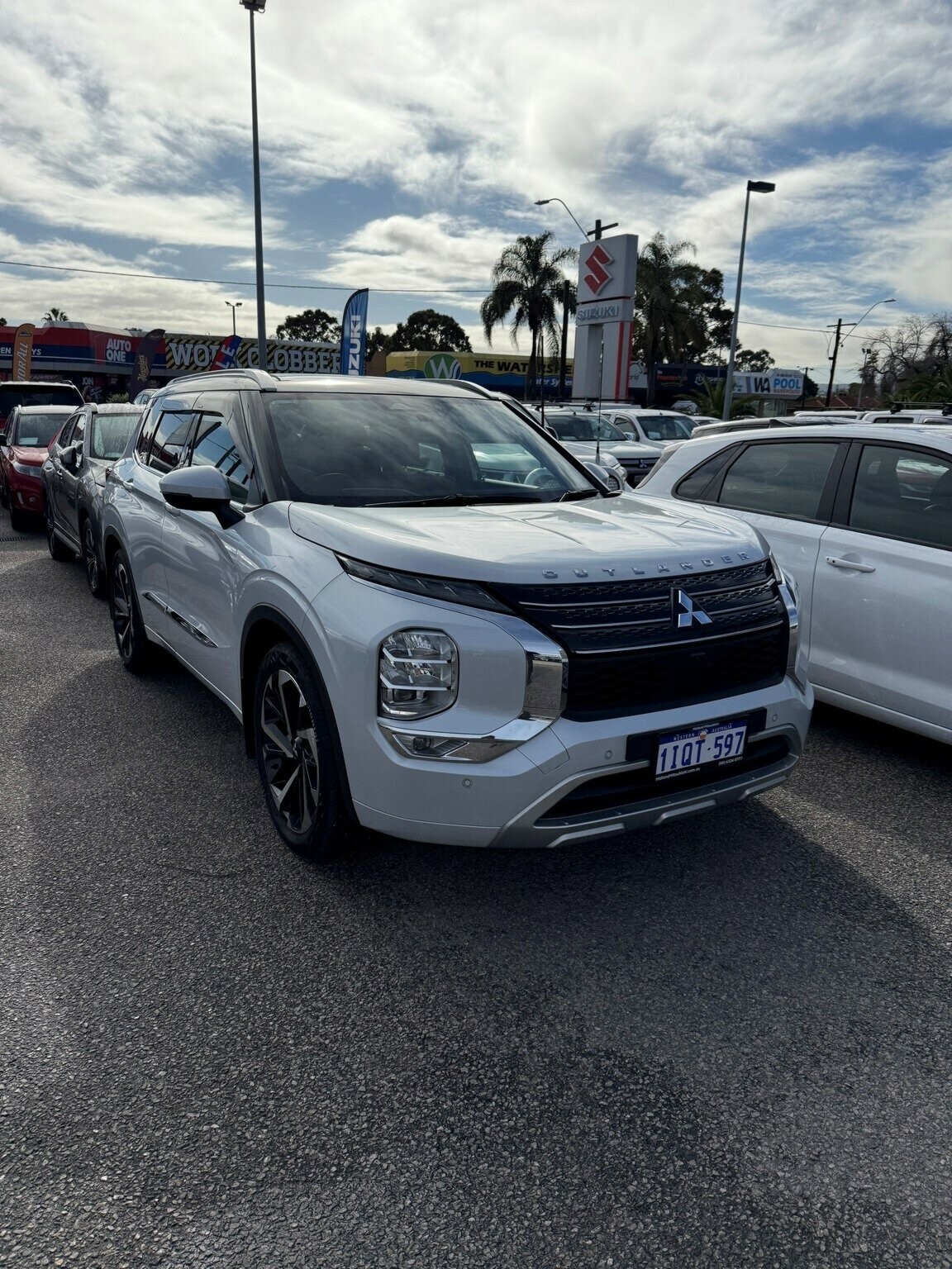 Mitsubishi Outlander image 1