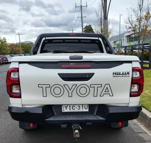 Toyota Hilux image 2
