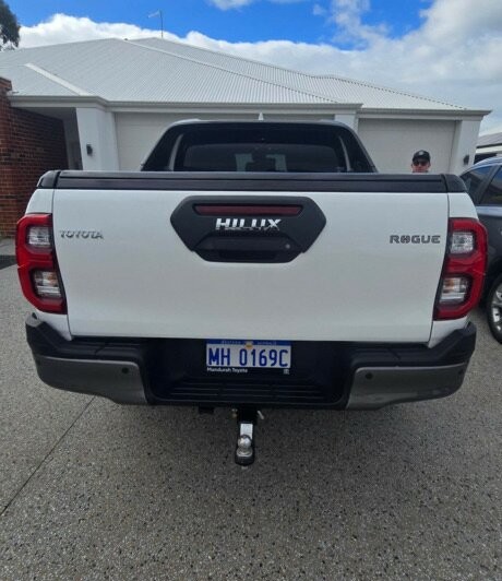 Toyota Hilux image 2
