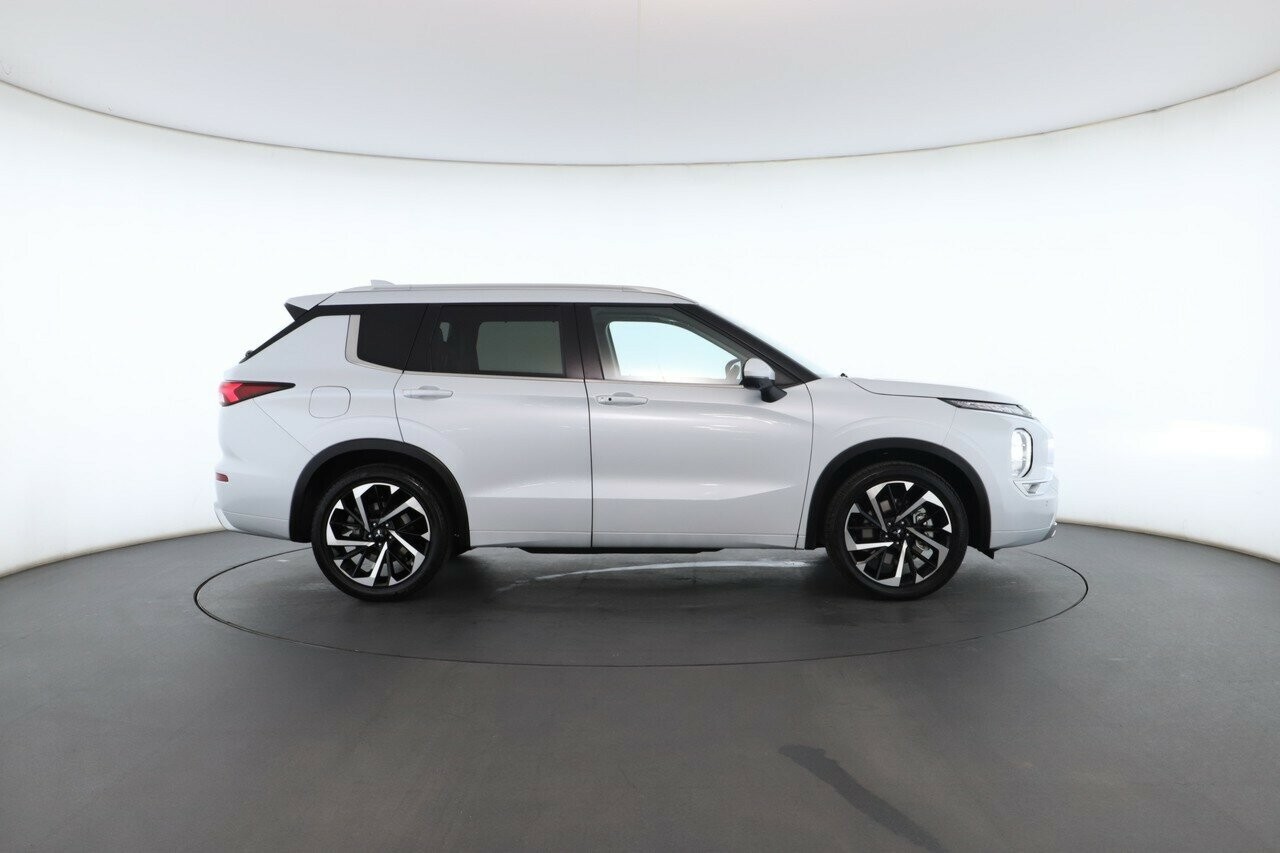Mitsubishi Outlander image 2