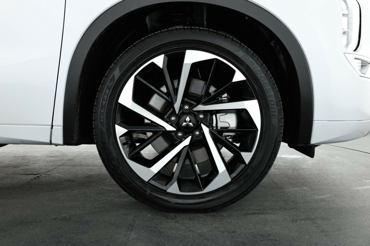 Mitsubishi Outlander image 4