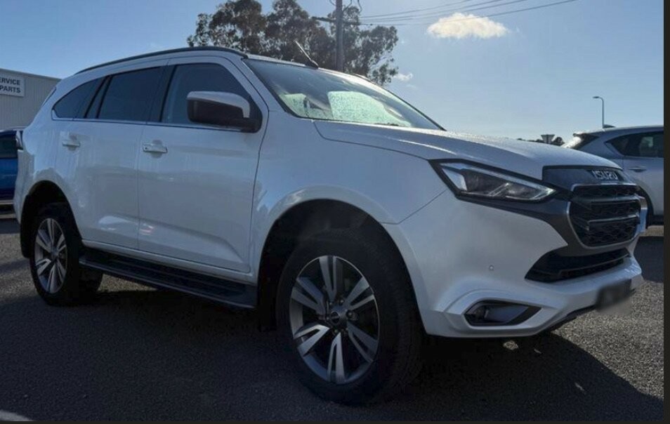 Isuzu Mu-x image 1