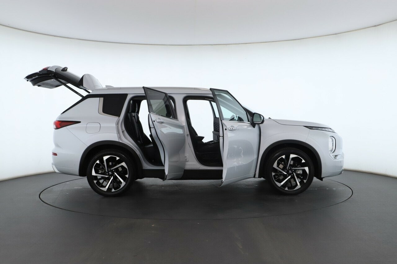 Mitsubishi Outlander image 2