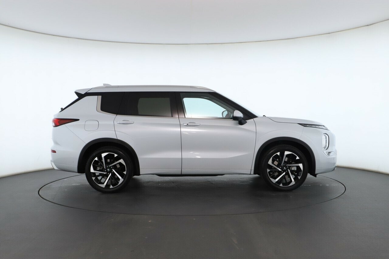 Mitsubishi Outlander image 3