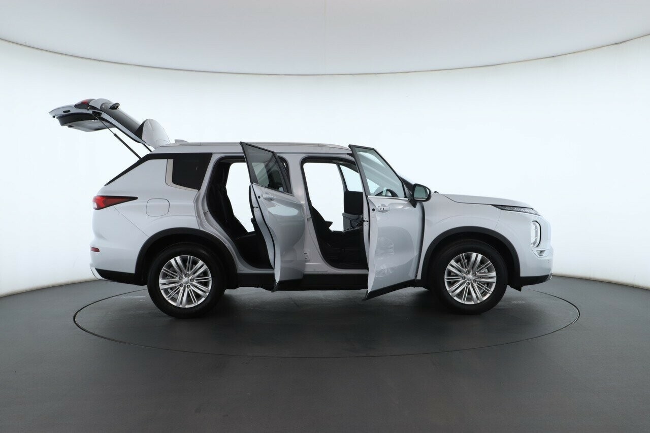 Mitsubishi Outlander image 2