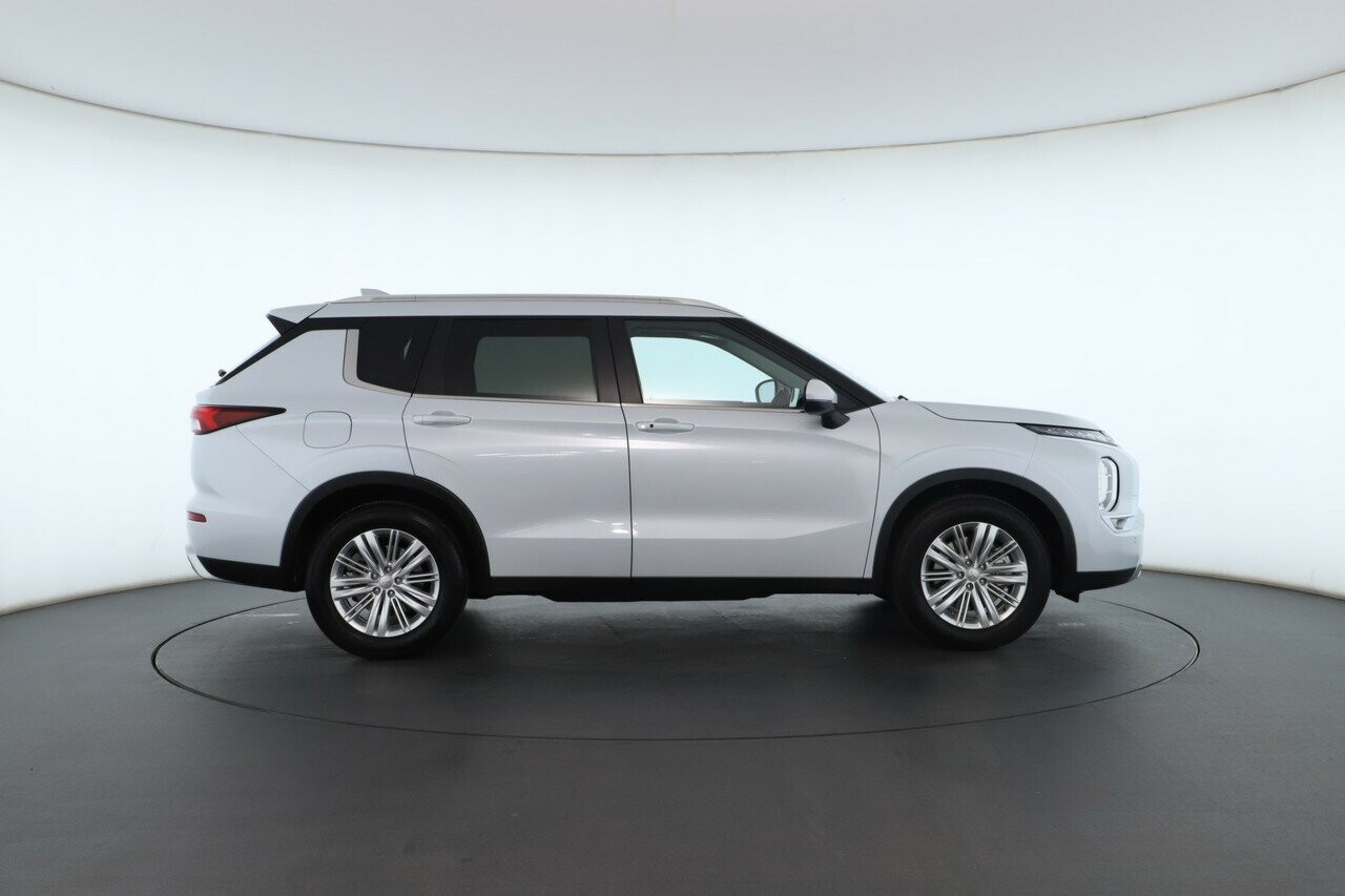 Mitsubishi Outlander image 3