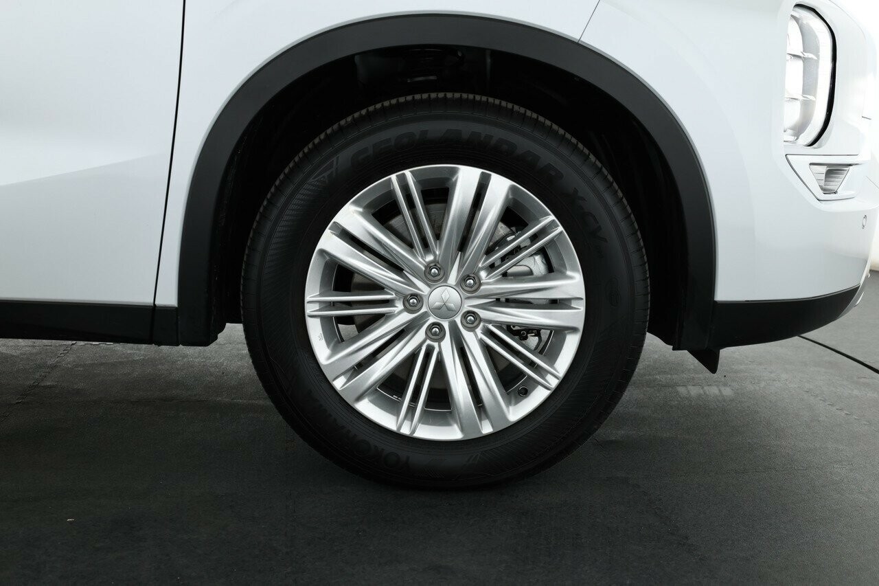 Mitsubishi Outlander image 4