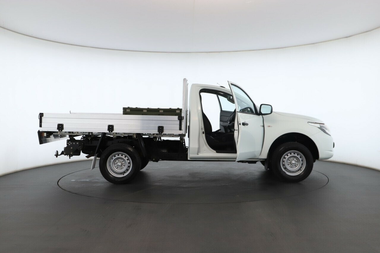 Mitsubishi Triton image 2