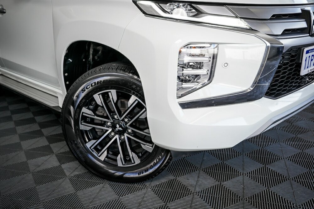 Mitsubishi Pajero Sport image 2