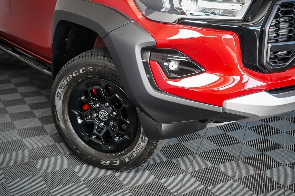 Toyota Hilux image 2