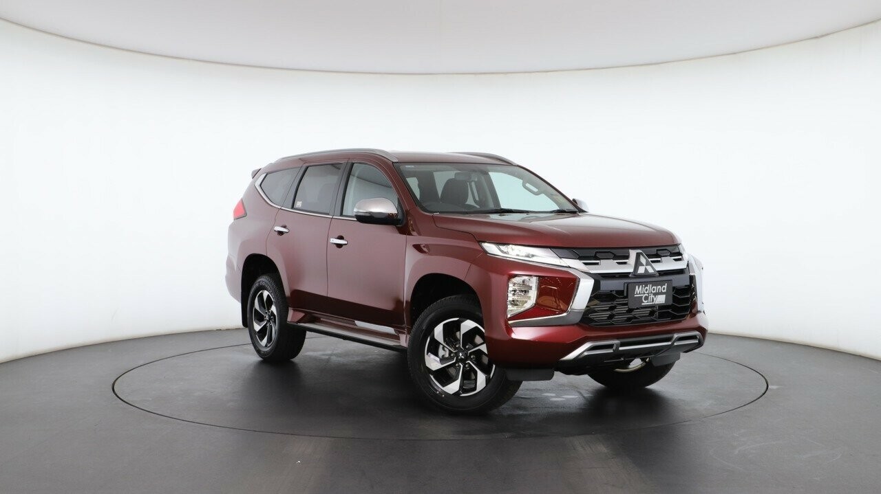 Mitsubishi Pajero Sport image 1