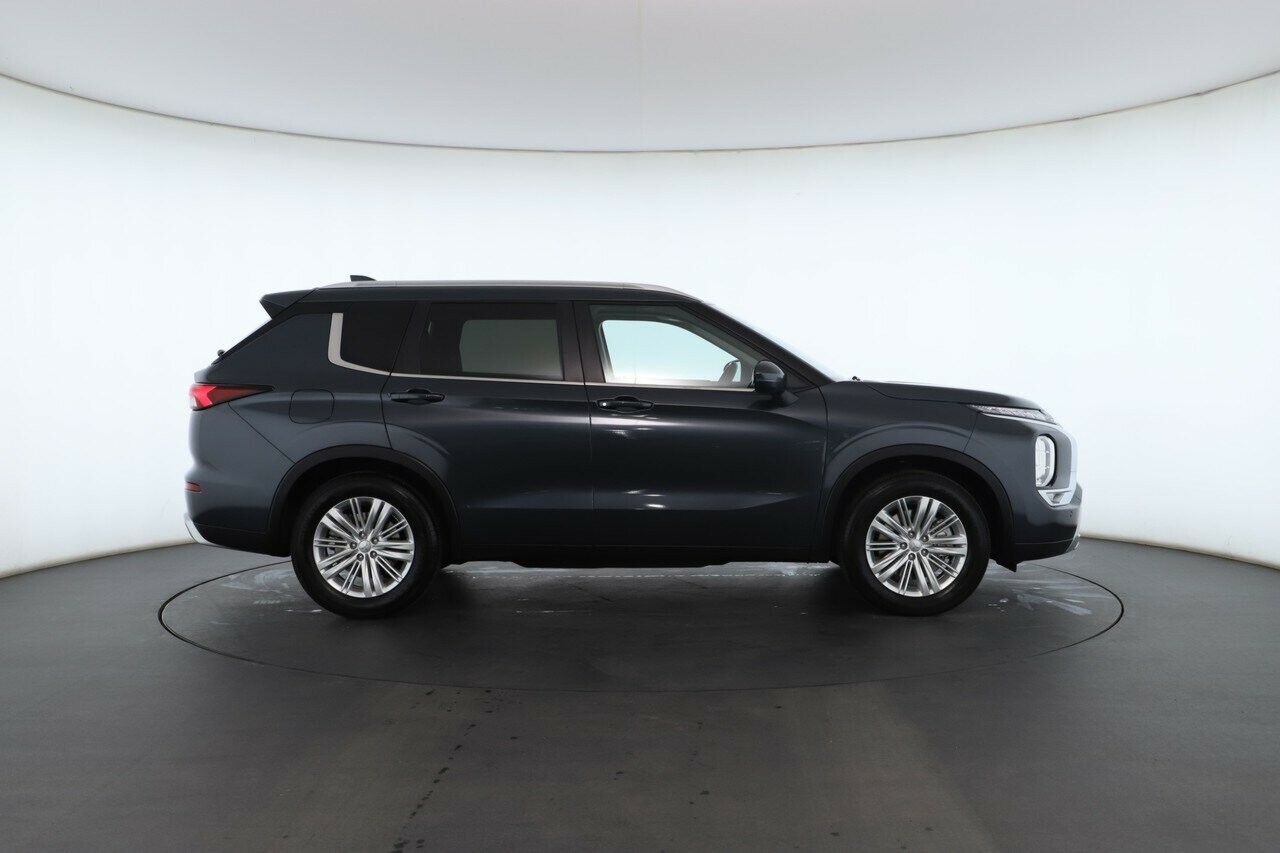 Mitsubishi Outlander image 2
