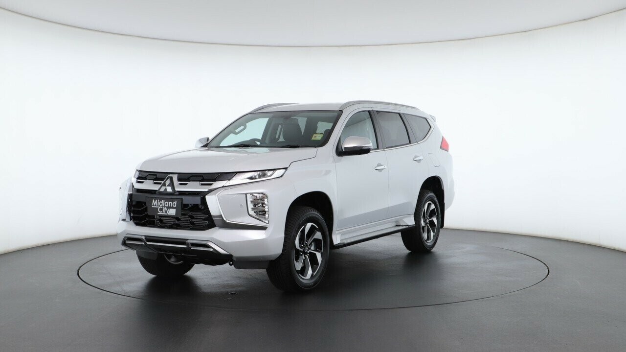 Mitsubishi Pajero Sport image 2