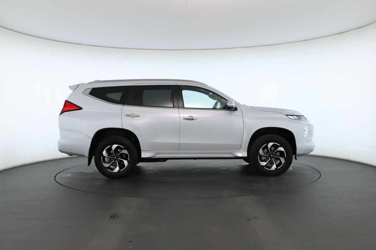 Mitsubishi Pajero Sport image 2